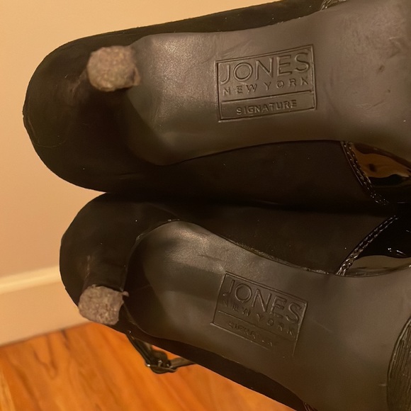 Jones New York Signature ankle strap heels - Picture 8 of 8